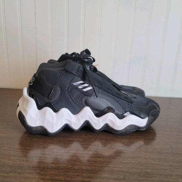 Basketball Shoes - Picture 1 of 4